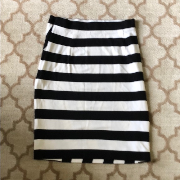 Banana Republic pencil skirt size 2 - Picture 3 of 3
